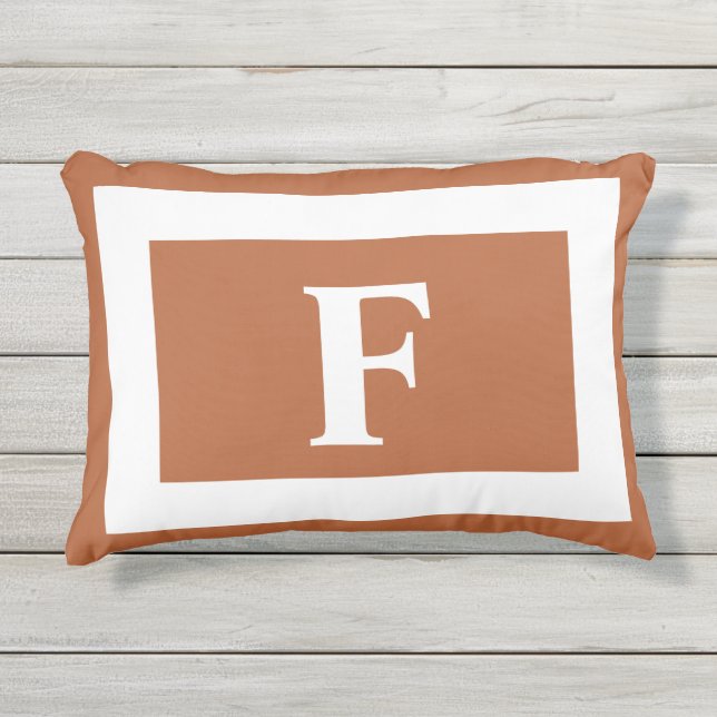 Bold Monogram Orange Terracotta Summer Kissen Für Draußen (Vorderseite)