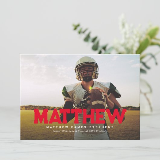 Bold Name Graduierte Athlete Foto Roter Abschluss Einladung (Stehend Vorderseite)