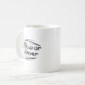 Bold Now or Never Dynamic Letter Clean Minimalist Kaffeetasse (Vorderseite Links)