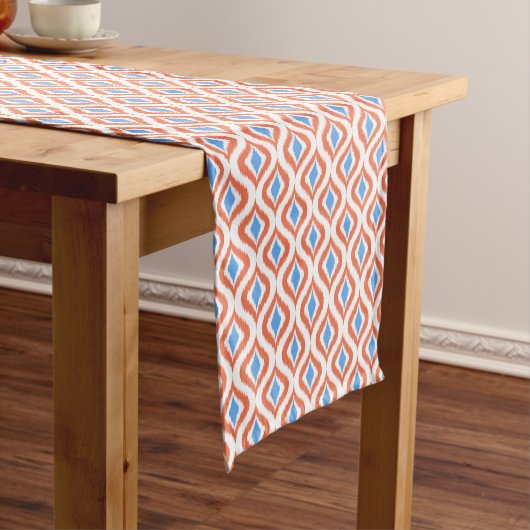 Bold Orange Azure Blue White Ikat Ogee Art Pattern Kurzer Tischläufer (Beispiel)