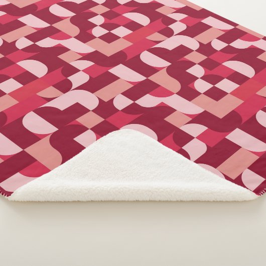 Bold Pink and Red Retro Geometric Pattern Sherpadecke (3/4)