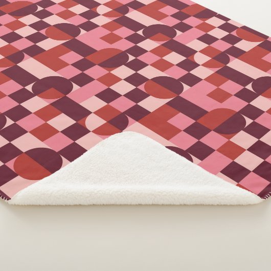 Bold Pink and Red Retro Geometric Pattern Sherpadecke (3/4)