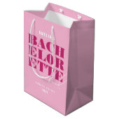 Bold Pink Bachelorette Weekend Mittlere Geschenktüte (Rückseite Schrägansicht)
