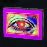 Bold Psychedelic Pop Art Eyes wie eine Flamme Holzkisten Schild<br><div class="desc">Ein persönlicher Favorit ist dieses coole Pop-Kunstdesign mit einem psychedelischen Auge,  das mit lebhaften Farben brennt und dem Anschein nach eine Flamme im Schüler mit einem orangefarbenen Rahmen und einem lila Hintergrund zu haben scheint. Dies macht eine coole kleine Kunstergänzung zu Ihrer Galerie oder als coole Tischkunst.</div>