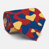 Bold Red Camouflage in Golden Yellow und Navy Blue Krawatte (Gerollt)