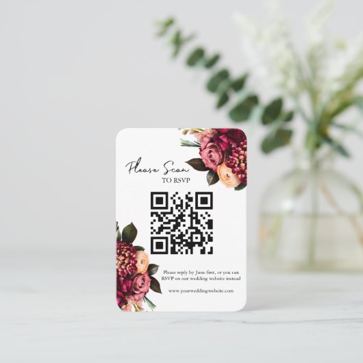 Bold Red Floral QR Code Wedding RSVP Platzkarte (Stehend Vorderseite)