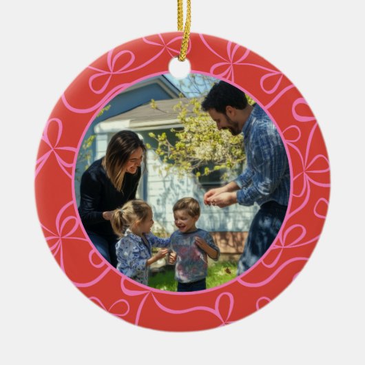 Bold Red Pink Ribbon Pattern Custom Photo Holiday Keramik Ornament (Vorne)