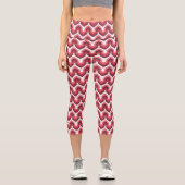 Bold Retro Modern Motif in Pinks Capri Leggings (Vorderseite)