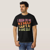 Bold Retro Quote Art – I Need to Be Myself Wall De T-Shirt (Vorne ganz)