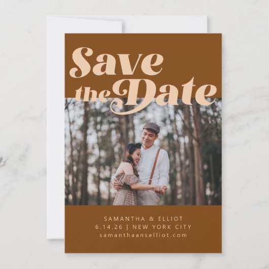 Bold Retro Typografy Groovy Brown Foto Wedding Save The Date (Vorderseite)