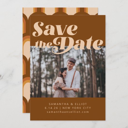 Bold Retro Typografy Groovy Brown Foto Wedding Save The Date (Vorne/Hinten)