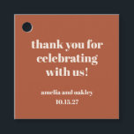 Bold Rust Fall Retro Custom Wedding Danke Geschenkanhänger<br><div class="desc">Fügen Sie Ihrer Veranstaltung eine herzliche und persönliche Touch mit diesen individuell anpassbaren Terracotta Geschenketiketten hinzu, die sich perfekt für Hochzeiten, Brautpartys oder besondere Feiern eignen. Mit einem warmen, rostfarbenen Design und eleganter Typografie sind diese Tags eine einfache Möglichkeit, Ihren Gästen Dankbarkeit auszudrücken. Sie eignen sich ideal zum Anbinden von...</div>