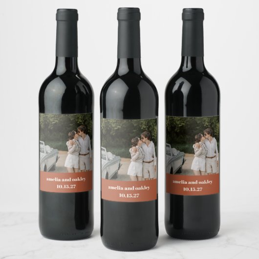 Bold Rust Fall Retro Custom Wedding Photo Weinetikett (Flaschen)