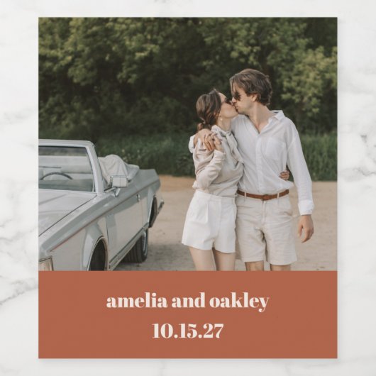Bold Rust Fall Retro Custom Wedding Photo Weinetikett (Einzelnes Label)
