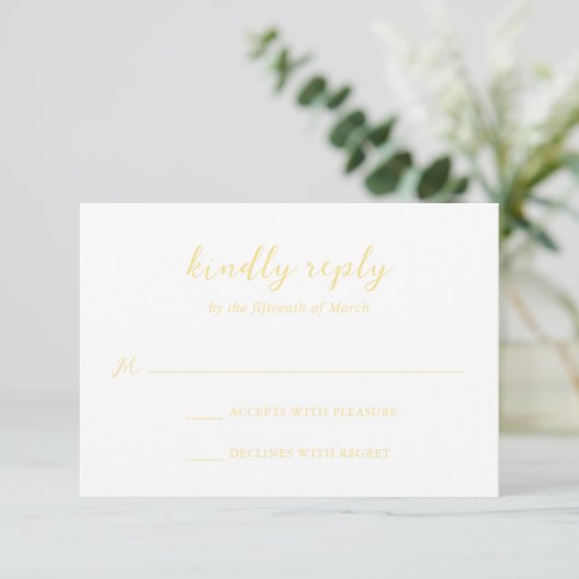 Bold Script Butter Yellow Elegant Wedding RSVP Karte (Stehend Vorderseite)