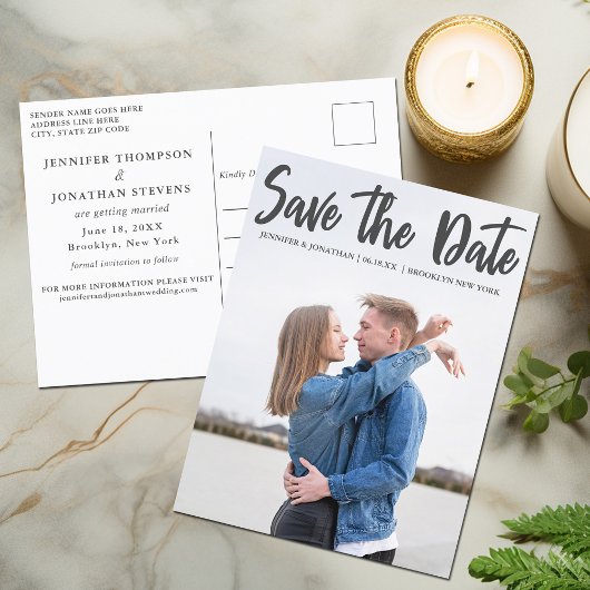 Bold Script Overlay Modernes Foto Save the Date Postkarte