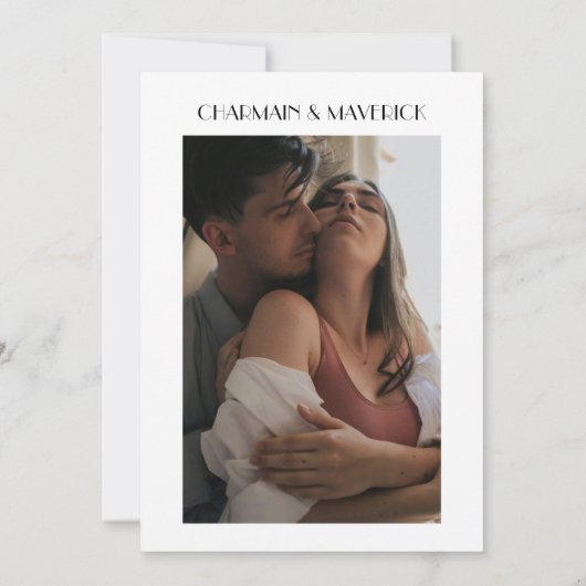 Bold Script Typografy Foto Wedding Einladung (Rückseite)