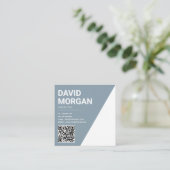 Bold Script Typografy Qr Code Dusty Blue Quadratische Visitenkarte (Stehend Vorderseite)