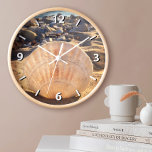 Bold Seashell auf California Sandy Beach Foto Uhr<br><div class="desc">Das späte Nachmittagslicht lässt diesen Muschel an einem südkalifornischen Strand hell erscheinen. Entspannen Sie sich und reisen Sie zurück an Ihren Urlaubstag, wann immer Sie die Zeit auf dieser atemberaubenden, wunderschönen Uhr der Fotografie Karo haben. Ihre Wahl einer rund oder quadratisch gedrehten Uhr. Macht ein großartiges Geschenk für die Hauswärmung!...</div>