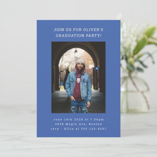 Bold Simple Modern Blue Foto Graduation Party Einladung (Stehend Vorderseite)