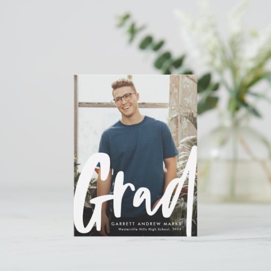 Bold trendy grad Abschluss Einladung Postcard (Stehend Vorderseite)