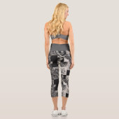 Bold Tropical Monochrome Floral Pattern Capri Leggings (Rückseite)