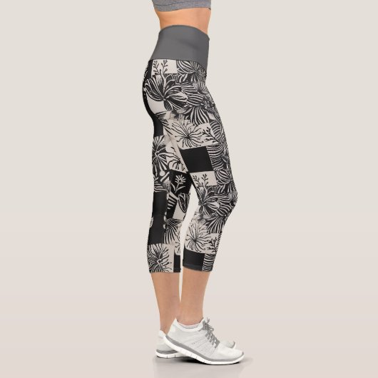 Bold Tropical Monochrome Floral Pattern Capri Leggings (Rechts)