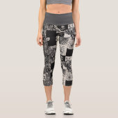 Bold Tropical Monochrome Floral Pattern Capri Leggings (Vorderseite)
