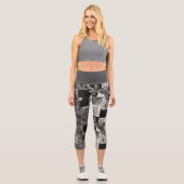 Bold Tropical Monochrome Floral Pattern Capri Leggings (Vorderseite)