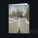 Bold Typografy Foto Modern Christmas Feiertagskarte<br><div class="desc">Moderne Weihnachtskarte mit "Frohe Weihnachten" in fett gedruckter Typografie.</div>
