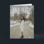 Bold Typografy Foto Modern Christmas Feiertagskarte<br><div class="desc">Moderne Weihnachtskarte mit "Frohe Weihnachten" in fett gedruckter Typografie.</div>