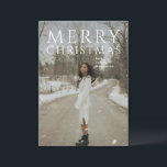 Bold Typografy Foto Modern Christmas Feiertagskarte<br><div class="desc">Moderne Weihnachtskarte mit "Frohe Weihnachten" in fett gedruckter Typografie.</div>