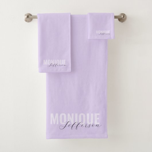 Bold Typografy & Script Lilac Lavender Monogram Badhandtuch Set (Insitu)