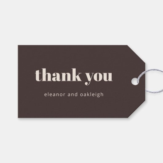 Bold Typography Custom Brown Modern Wedding Geschenkanhänger (Vorderseite (Horizontal))