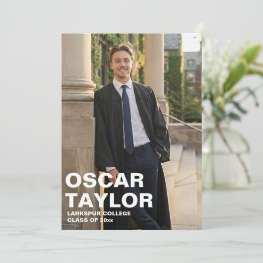 Bold Typography Overlay Full Photo Graduation 2026 Ankündigung (Stehend Vorderseite)