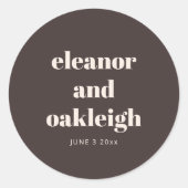 Bold Typography Warm Brown Modern Custom Wedding  Runder Aufkleber (Vorderseite)