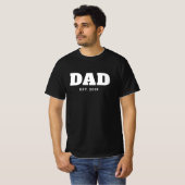 Bold White & Black Text Est Year Dad T-Shirt (Vorne ganz)