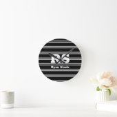 Bold White Monogram & Name, Lt Grey Lines on Black Runde Wanduhr (Zuhause)