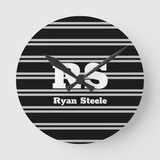 Bold White Monogram & Name, Lt Grey Lines on Black Runde Wanduhr (Vorderseite)