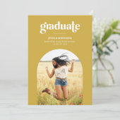 Bold Yellow Graduate Trendy Typografy Abschluss Einladung (Stehend Vorderseite)