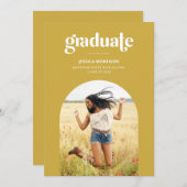 Bold Yellow Graduate Trendy Typografy Abschluss Einladung (Vorne/Hinten)