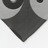 Bold Yin Yang in Carbon Fibre Print Style Fleecedecke (Ecke)