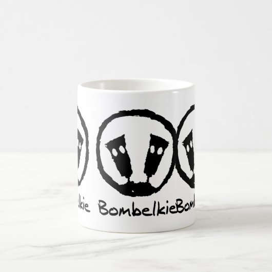 Bombelkie schwarz/Weiß 11-Unze-verwandelnde Tasse (Mittel)