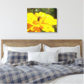 Bombylida Pollinating Hellgelbe Blume Leinwanddruck (Insitu (Schlafzimmer))