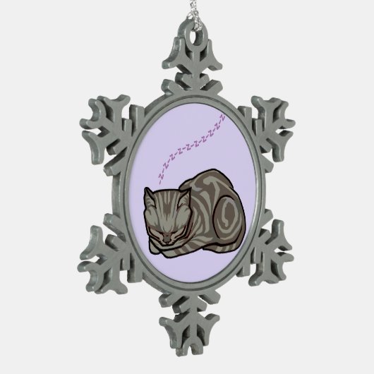 Bonbon-Schlafengraue Tabby-Katze auf Lavendel Schneeflocken Zinn-Ornament (Links)