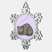 Bonbon-Schlafengraue Tabby-Katze auf Lavendel Schneeflocken Zinn-Ornament (Rechts)