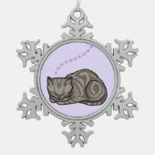 Bonbon-Schlafengraue Tabby-Katze auf Lavendel Schneeflocken Zinn-Ornament (Vorderseite)
