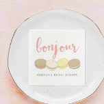 Bonjour French Macarons Brautparty Serviette<br><div class="desc">Bonjour! Fügen Sie Ihrem Brautparty eine Touch Pariser Stils mit diesen hübschen Cocktailserien hinzu. Das Design bietet vier köstliche französische Macaron-Illustrationen in Pastellrosa,  Elfenbein,  Bräune und Hellgelb,  mit "Bonjour" in pachy rosa handgeschriebenen Schriftzeichen. Passen Sie sich mit dem Ehrengast für eine personalisierte Touch an.</div>