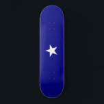 Bonnie Blue Flag Skateboard<br><div class="desc">Dieses Design zeigt die Bonnie Blue Fahne, die zu verschiedenen Zeiten mit der Republik Texas, der kurzen gelebten Republik Westflorida und den südlichen Staaten Amerikas zu Beginn des Zivilen Krieges in Amerika im Jahr 1861 assoziiert war. Sie dient heute oft als repräsentatives Banner der südöstlichen Staaten im Allgemeinen. Es besteht...</div>