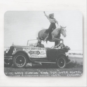 Bonnie Gray springt mit ihrem Pferd. Mousepad
